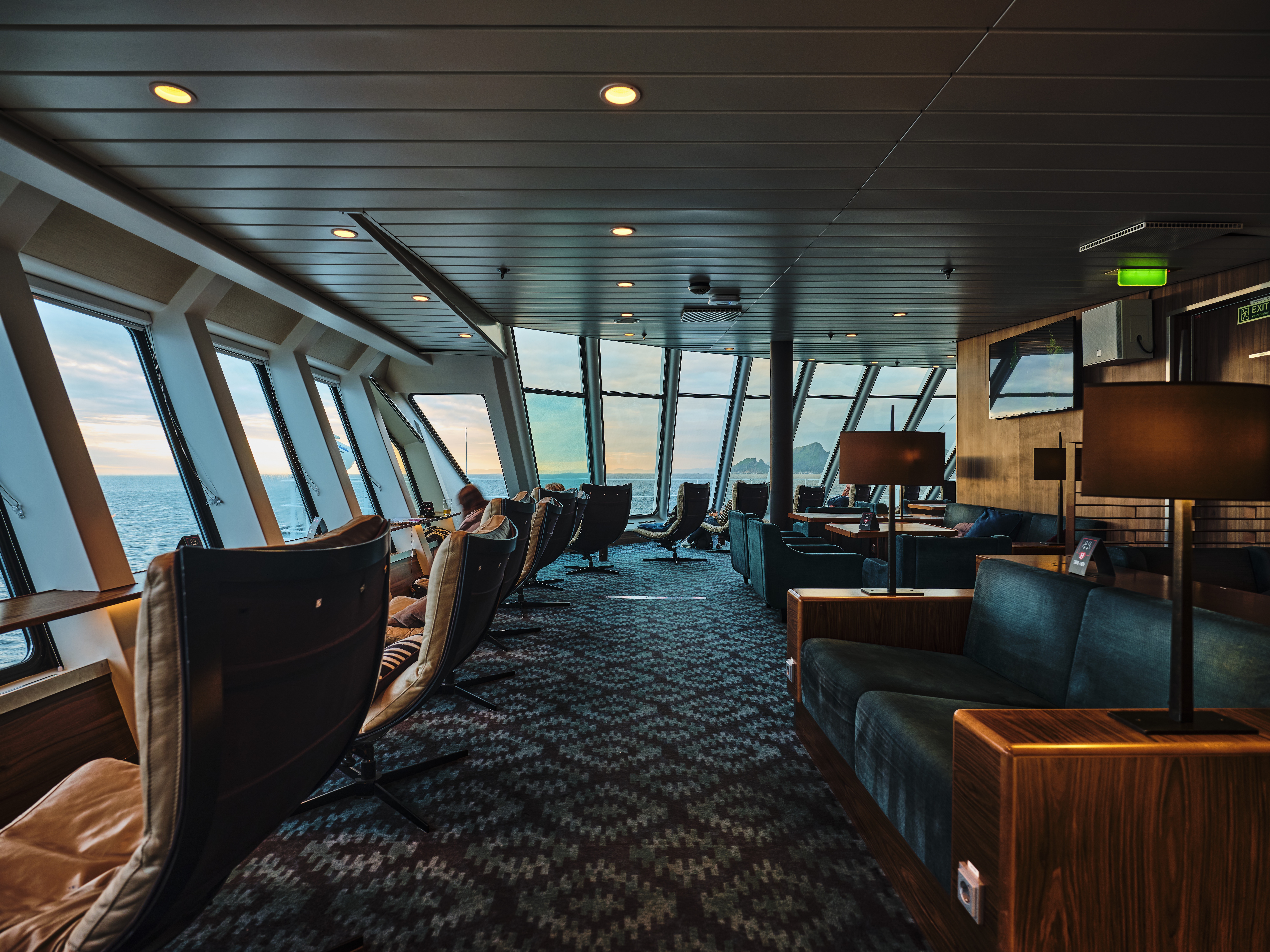 MS Polarlys - Explorer Lounge & Bar